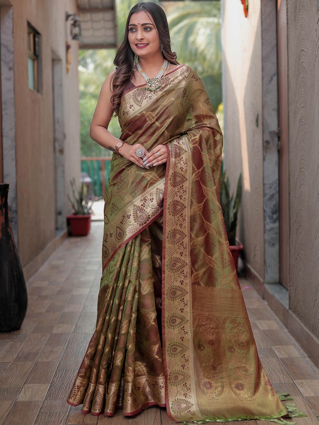 

KARAGIRI Woven Design Zari Silk Blend Banarasi Saree, Green