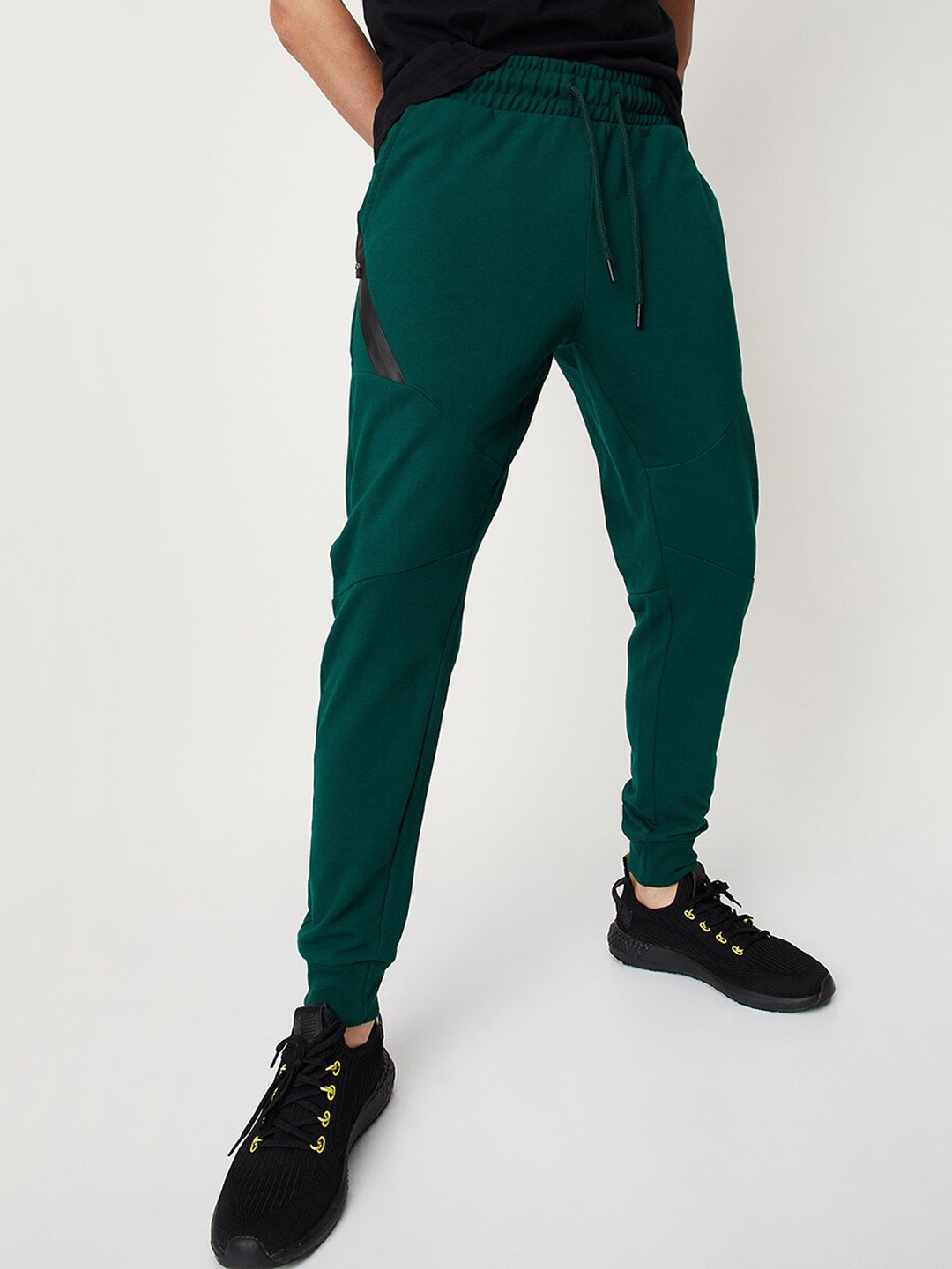 

max Men Regular Fit Mid-Rise Joggers, Green