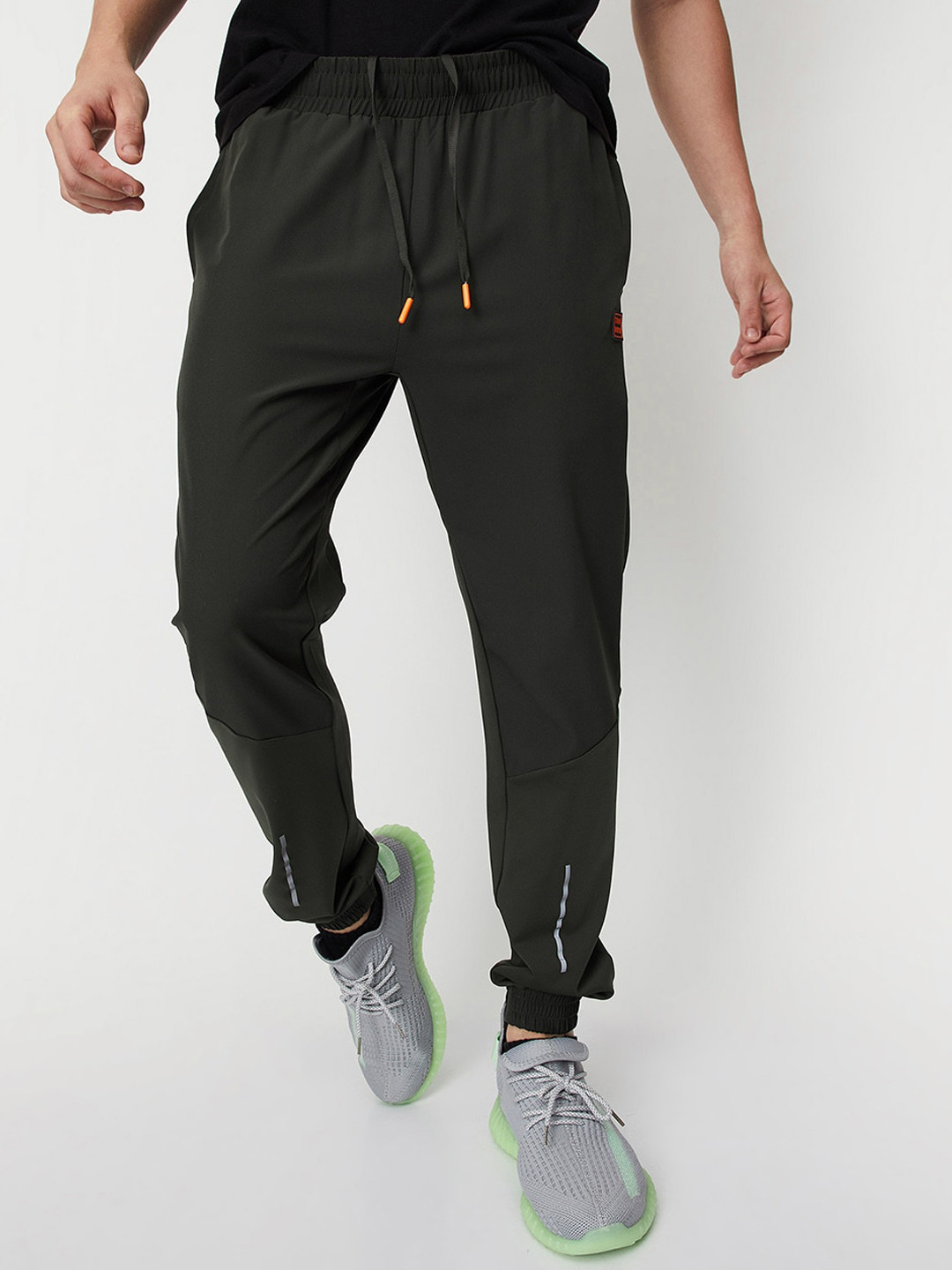 

max Men Regular Fit Mid-Rise Joggers, Olive