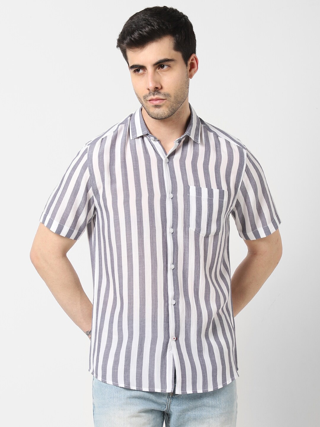 

VASTRADO Vertical Stripes Spread Collar Casual Shirt, White