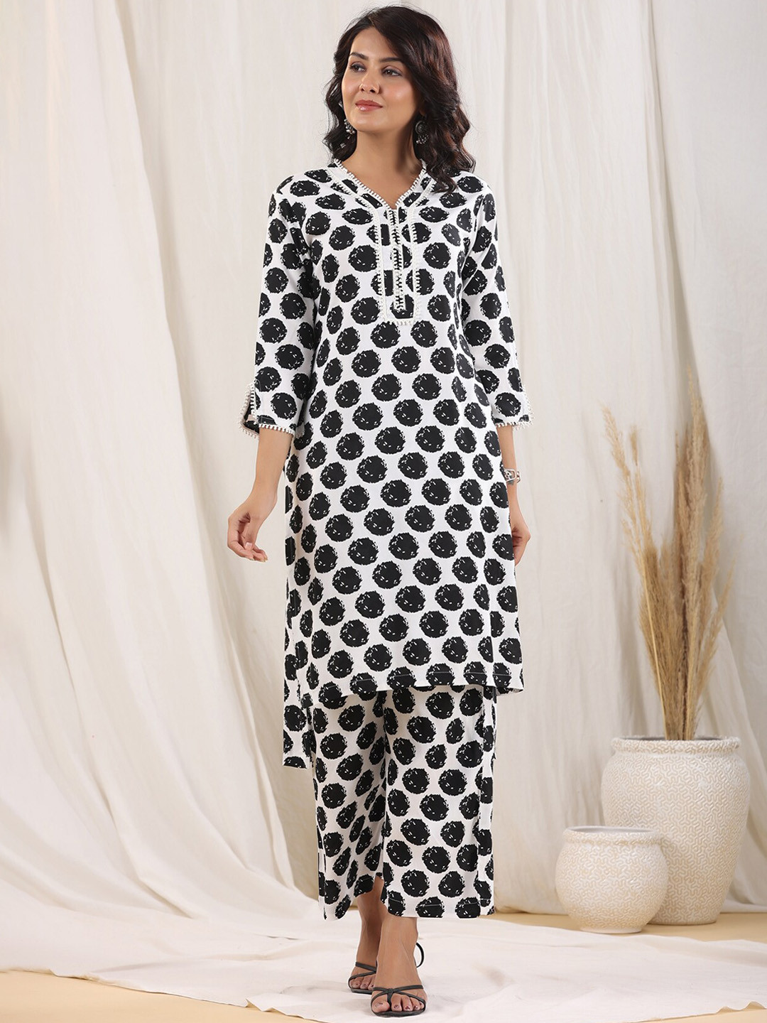 

Rain & Rainbow Geometric Printed Pure Cotton Kurta With Trousers, Black