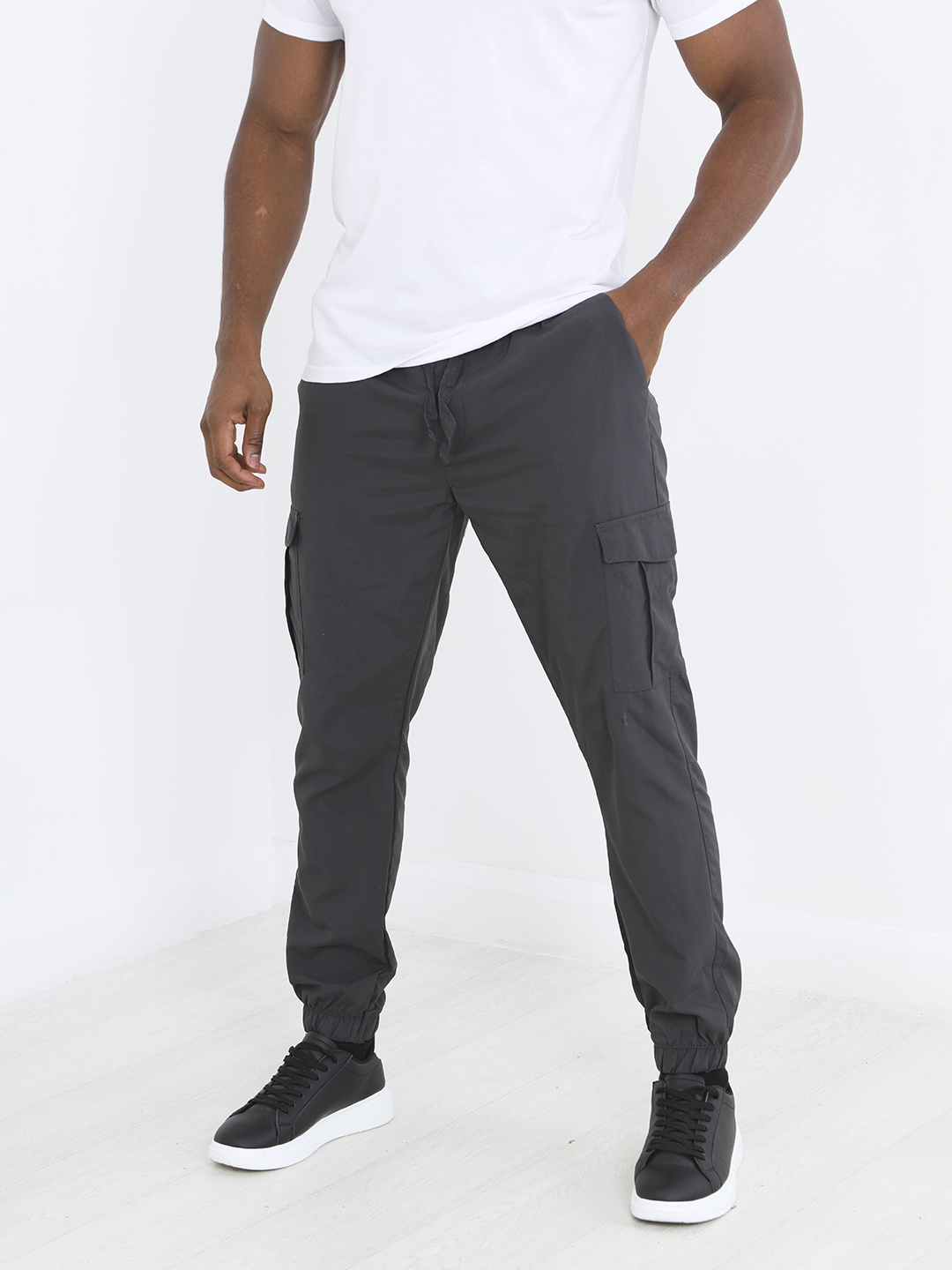 BRAVE SOUL Men Slim Fit Cargos, Charcoal