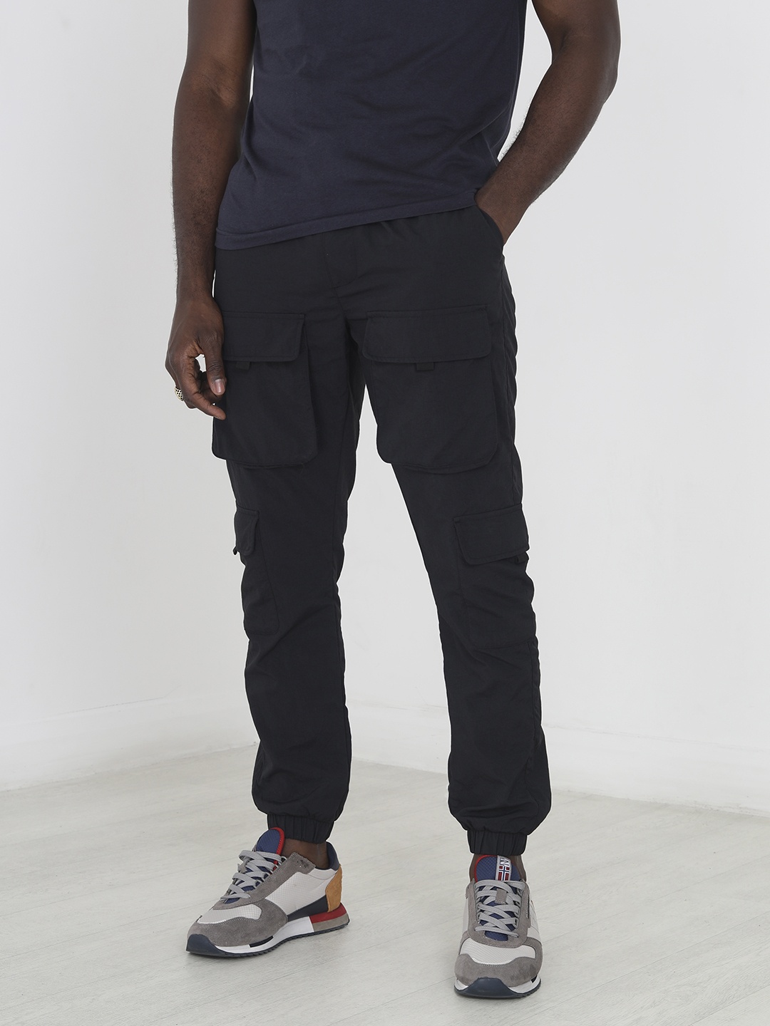 

BRAVE SOUL Men Slim Fit Cargos, Black