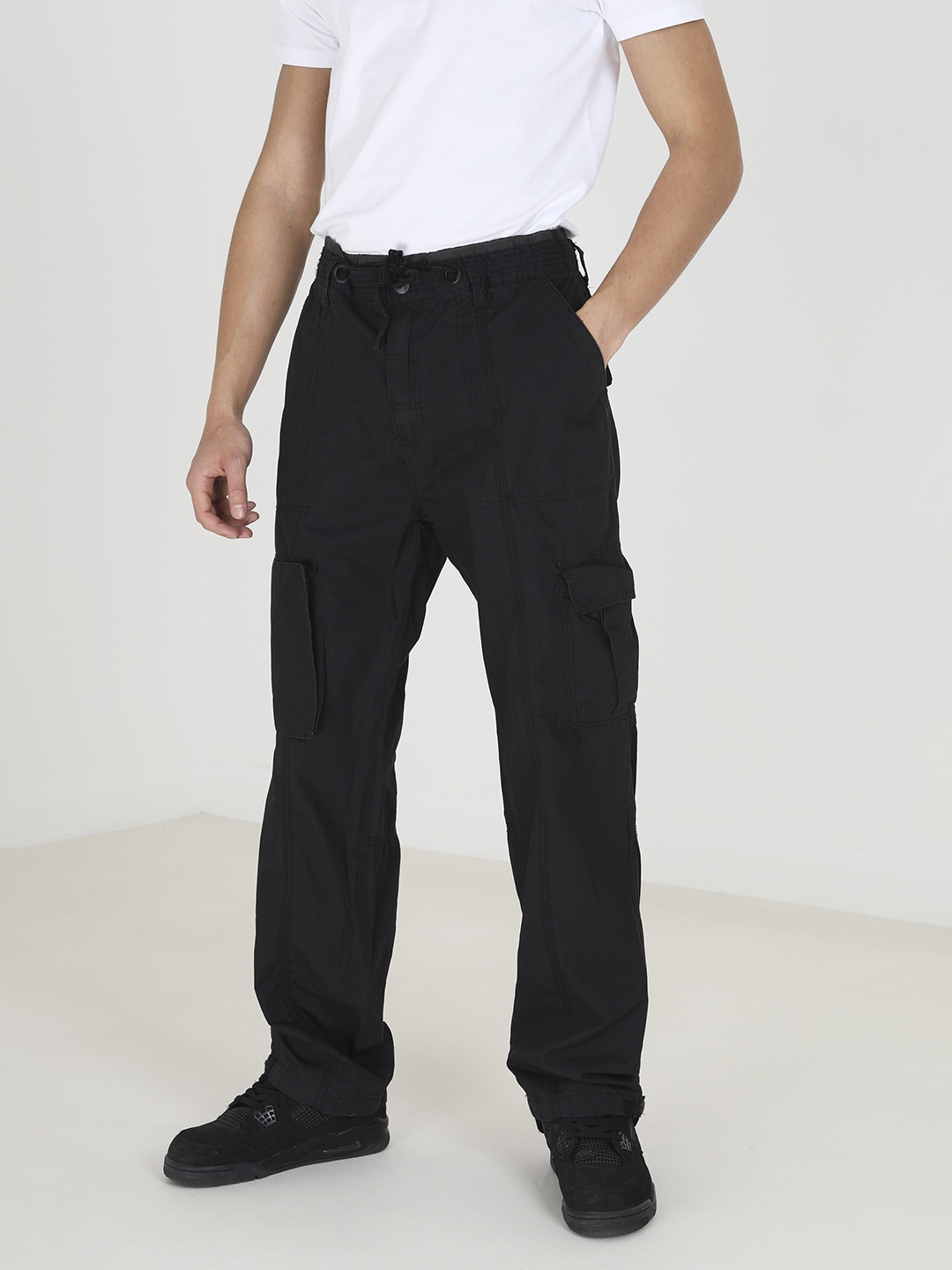 

BRAVE SOUL Men Pure Cotton Loose Fit Cargos Trousers, Black