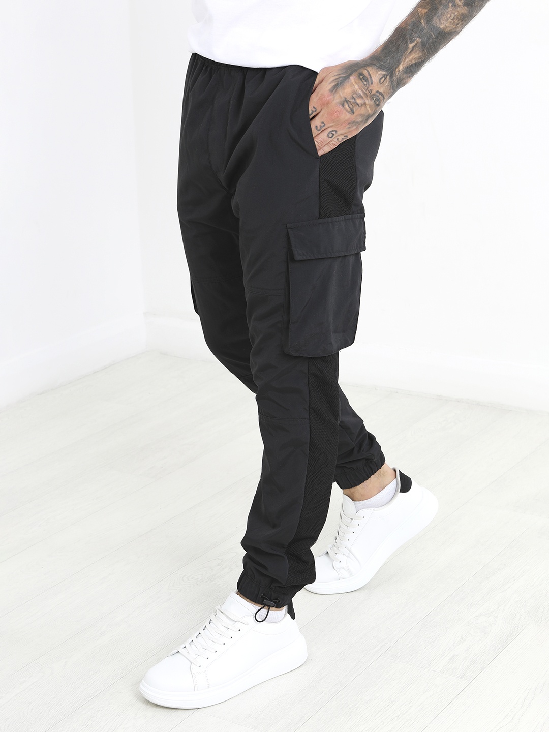 

BRAVE SOUL Men Slim Fit Cargos, Black