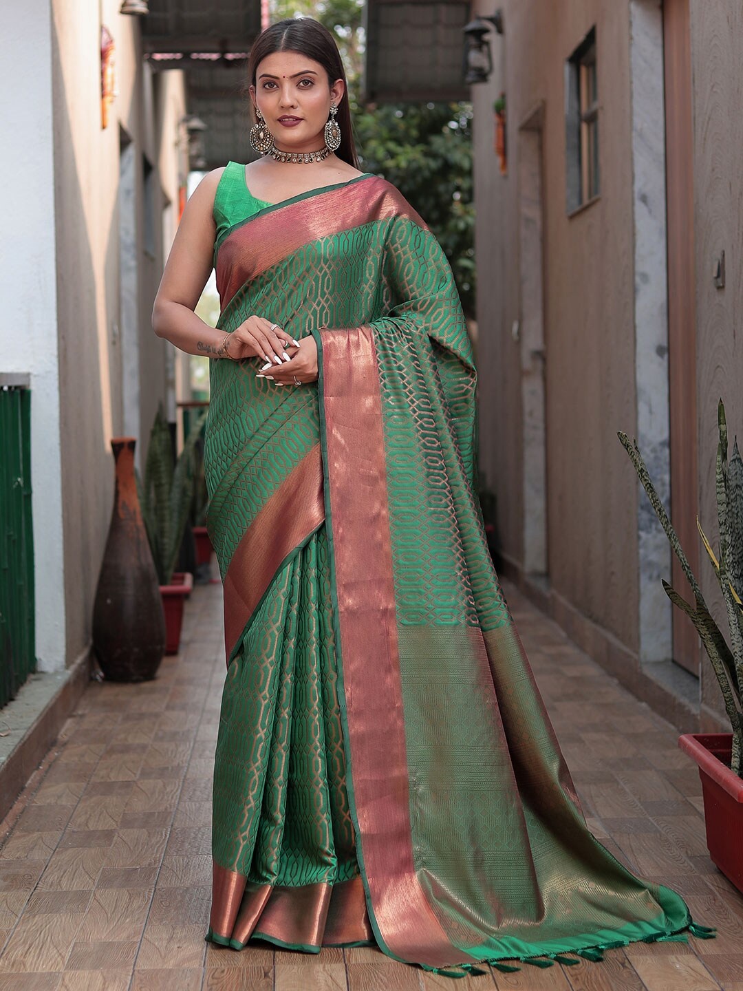 KARAGIRI Ethnic Motif Woven Design Zari Kanjeevaram Saree, Green