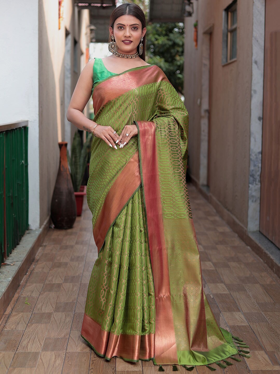 

KARAGIRI Ethnic Motif Silk Blend Kanjeevaram Zari Saree With Tassel, Green