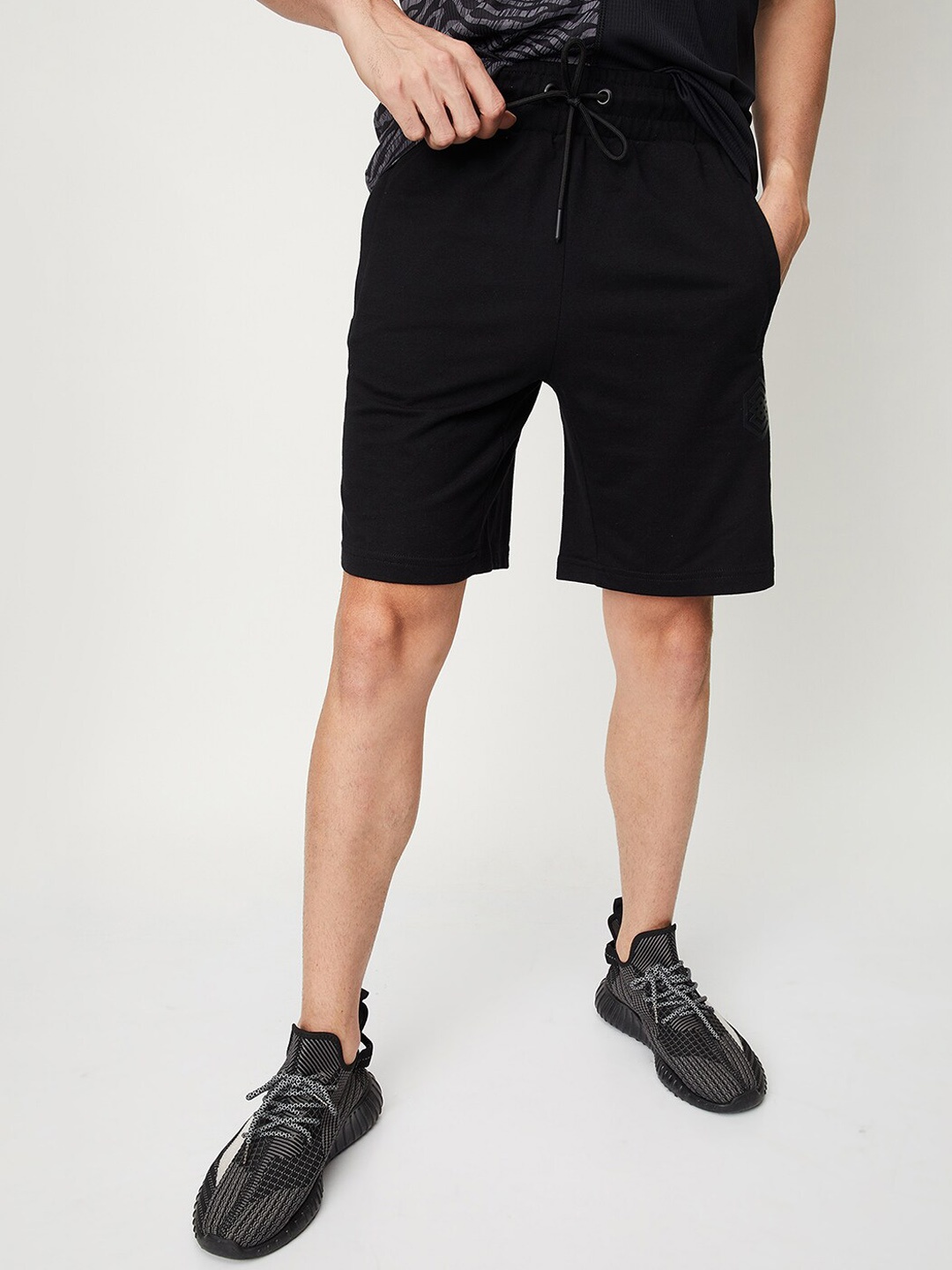 

max Men Mid-Rise Casual Shorts, Black