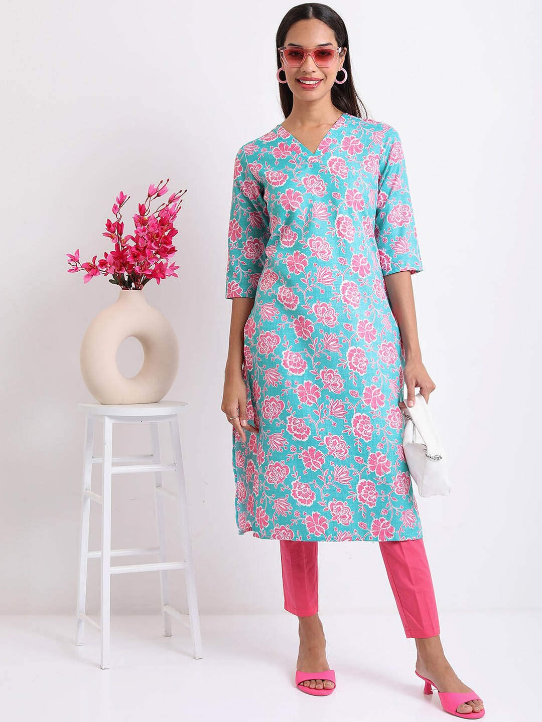

Vishudh Blue & Pink Floral Printed V-Neck Kurta, Turquoise blue