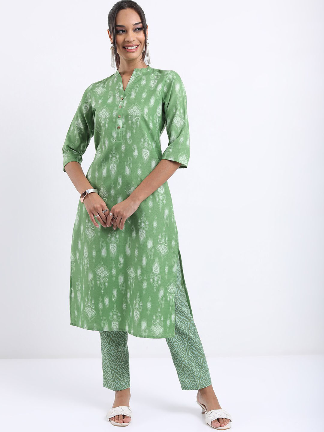 

Vishudh Green Ethnic Motifs Printed Straight Kurta with Trousers