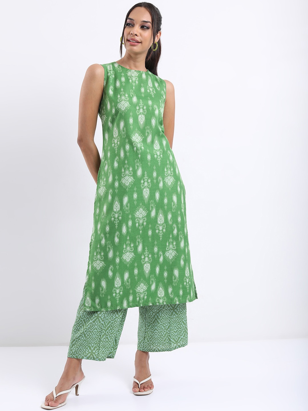 

Vishudh Ethnic Motifs Printed Straight Kurta with Palazzos, Green