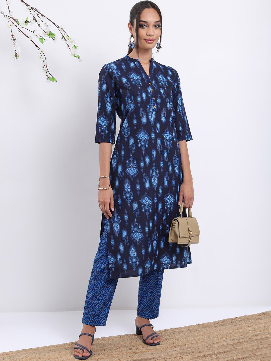 

Vishudh Ethnic Motifs Printed Straight Kurta with Trousers, Navy blue