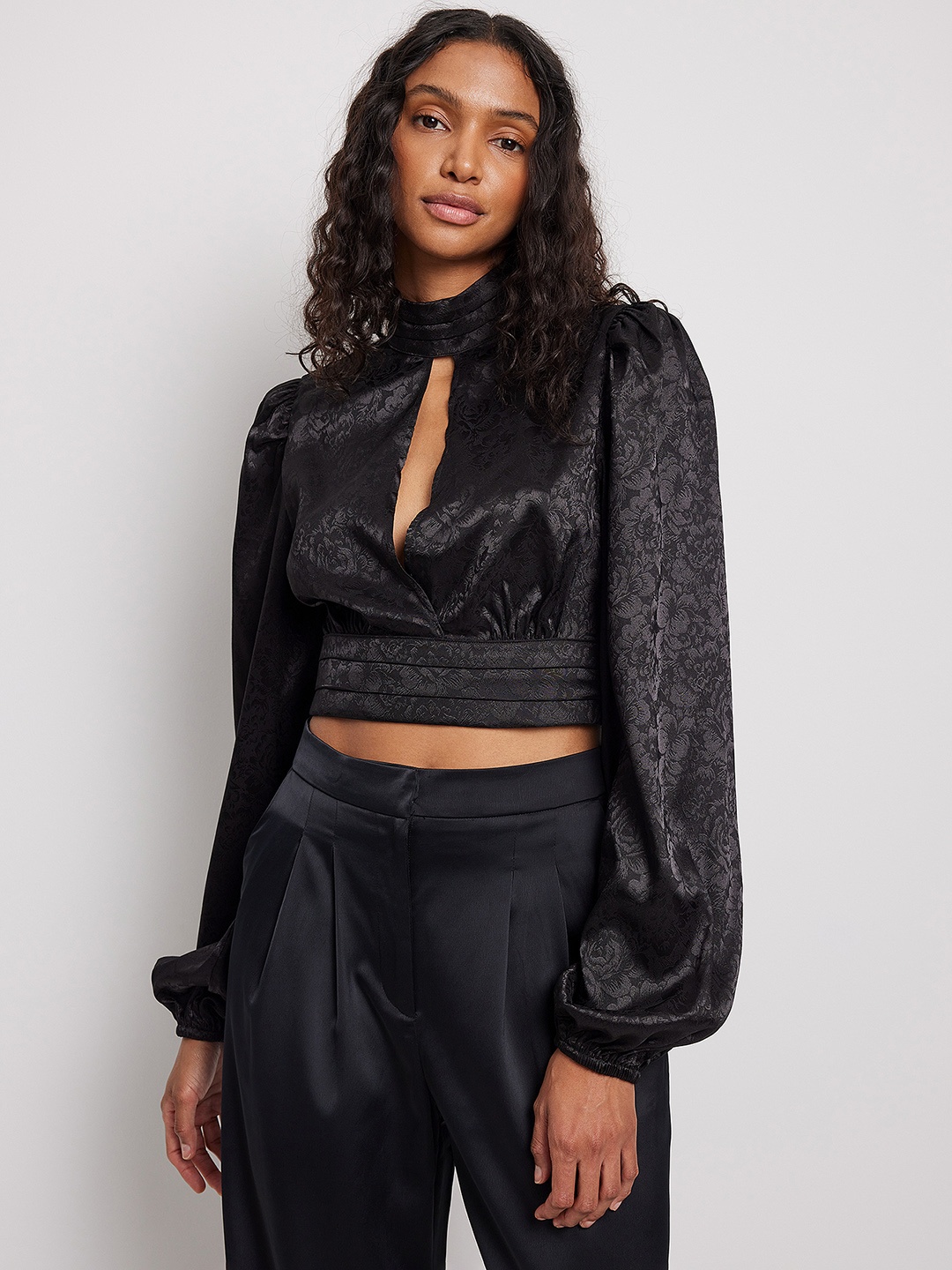 

NA-KD Woven Design Keyhole Neck Puff Sleeve Crop Top, Black