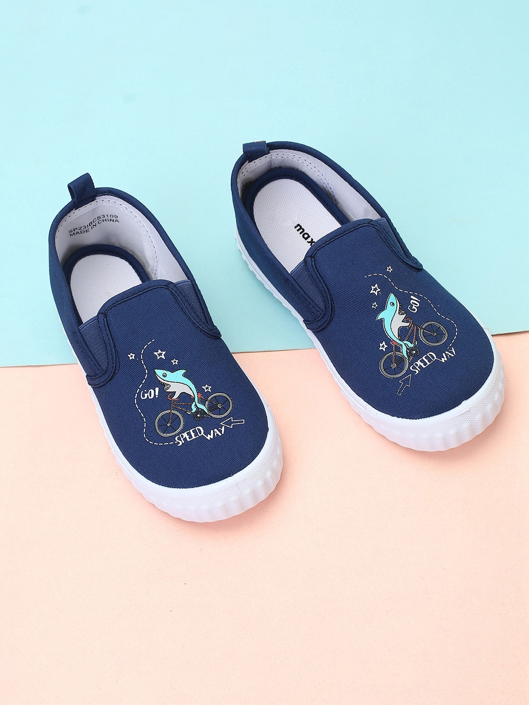 

max Boys Printed Comfort Insole Contrast Sole Slip-On Sneakers, Navy blue