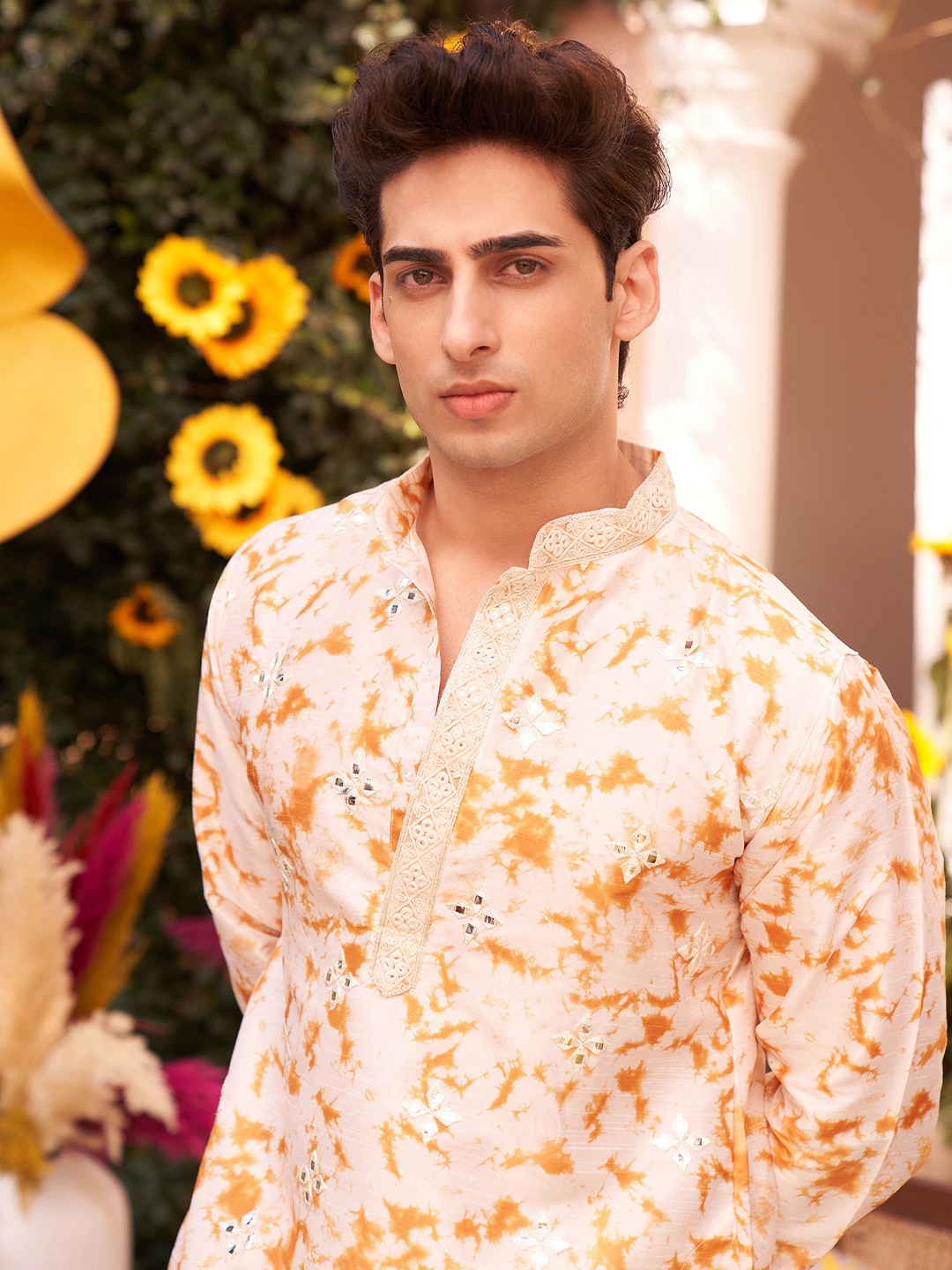 

KISAH Men Printed Regular Fit Mirror Work Kurta, White