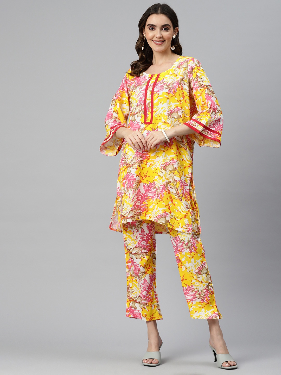 

mokshi Floral Printed Regular Kurta with Trousers, Yellow