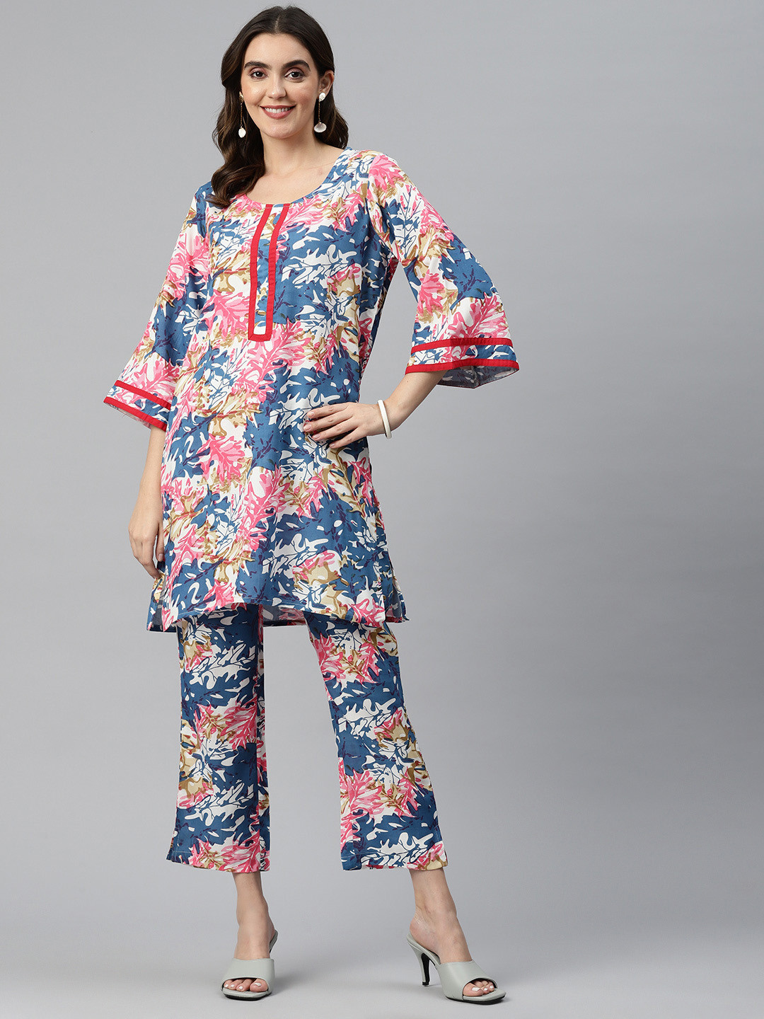 

mokshi Floral Printed Regular Kurta with Trousers, Navy blue