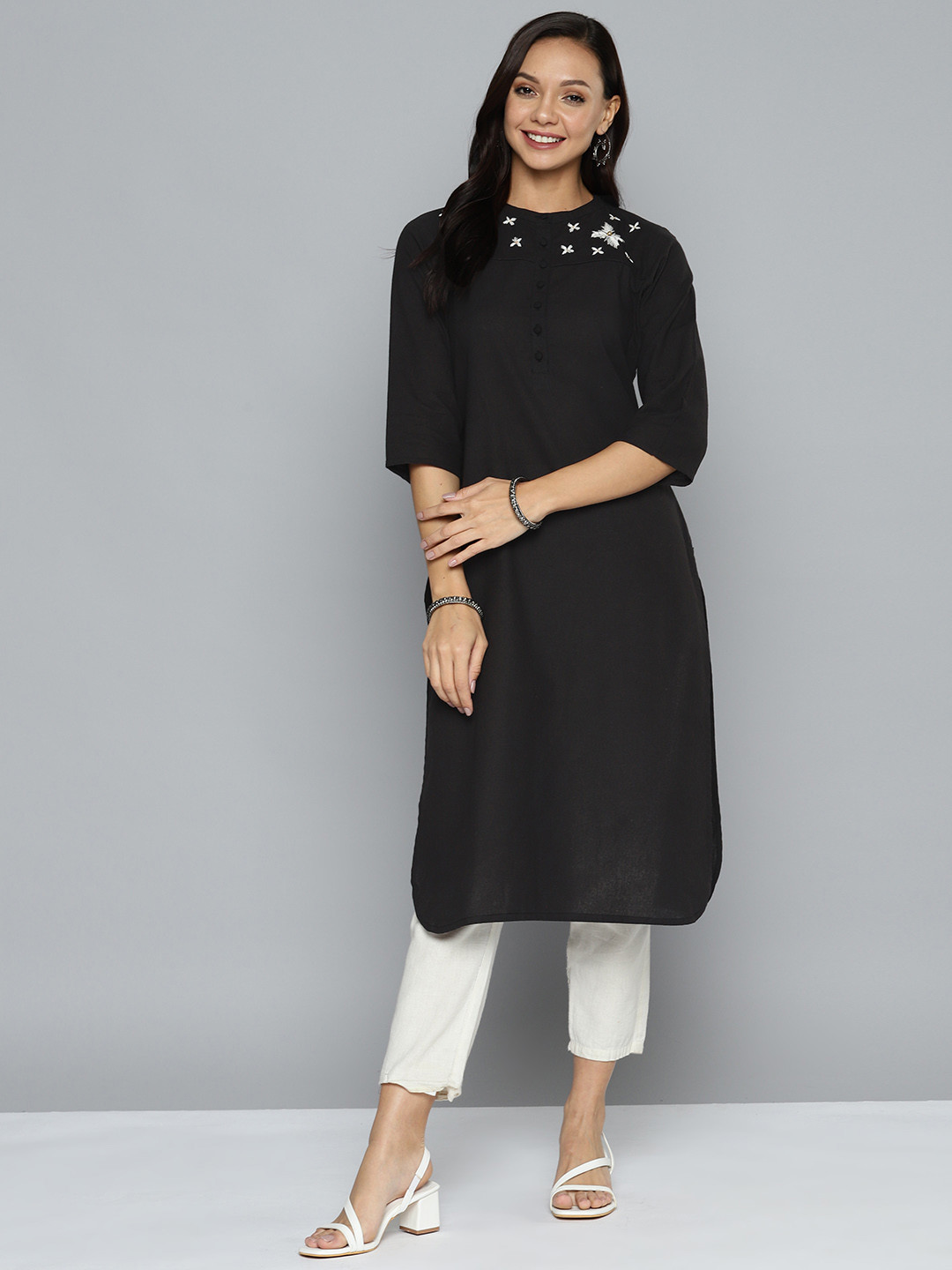 

HERE&NOW Women Floral Embroidered Thread Work Kurta, Black