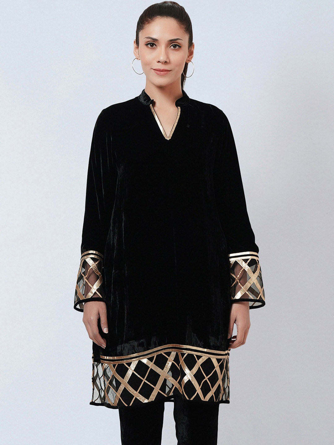 First Resort by Ramola Bachchan Geometric Self Design Velvet Kurta, Black