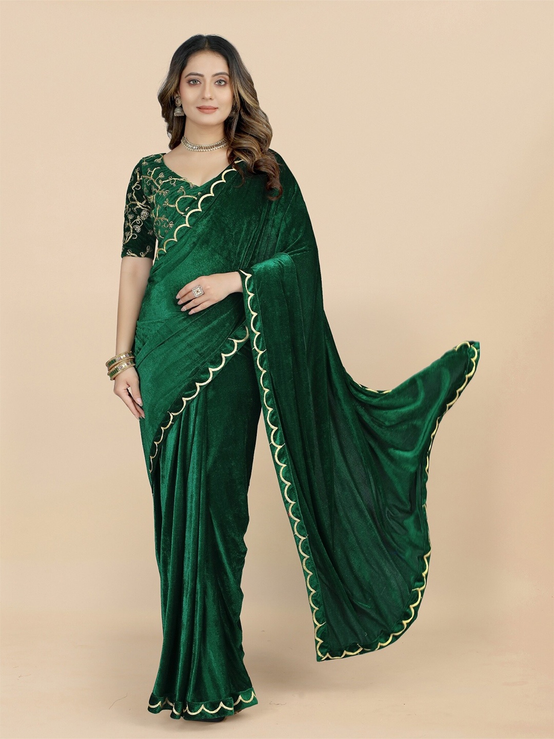 

APNISHA Embroidered Velvet Saree, Green
