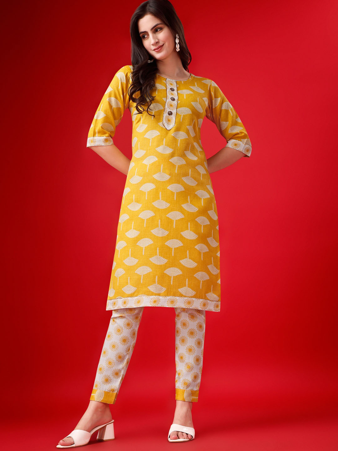 

ASPORA Floral Printed Kurta with Trousers, Yellow