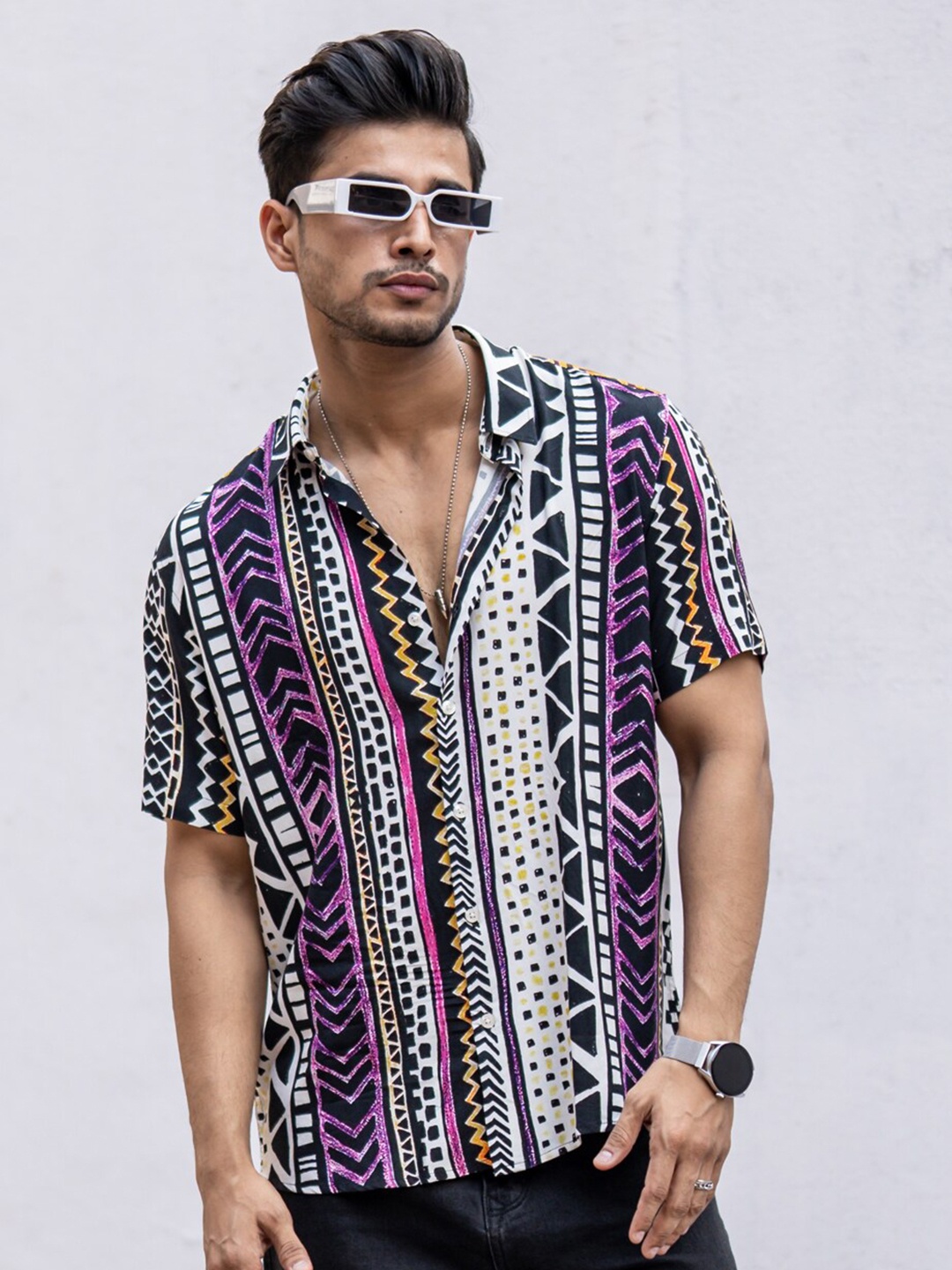 

Powerlook India Slim White And Black Geometric Printed Casual Shirt