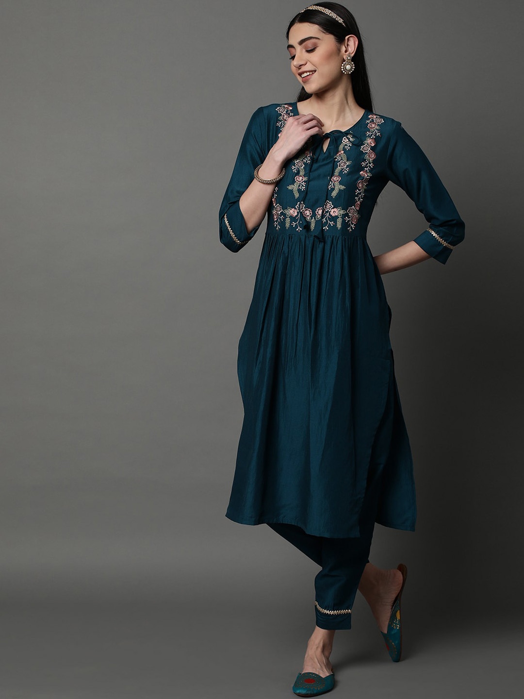 

HEEPOSH Floral Embroidered Pleated Thread Work Kurta with Trousers & With Dupatta, Teal