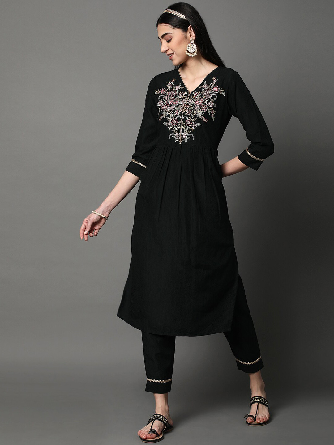 

HEEPOSH Floral Embroidered Pleated Thread Work Kurta with Trousers & With Dupatta, Green