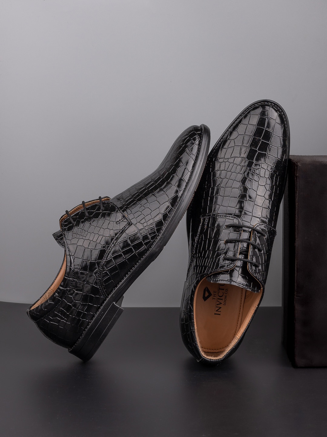 

INVICTUS Men Textured Formal Derbys, Black