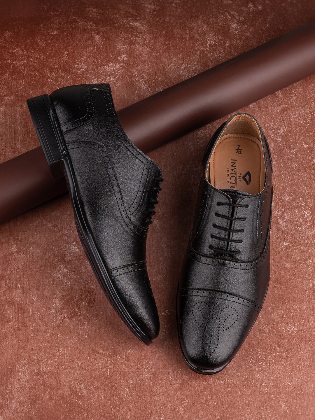 

INVICTUS Men Textured Perforated Formal Brogues, Black