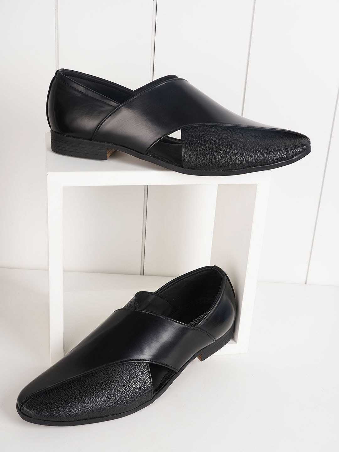 

Style Shoes Men Textured Leather Peshawari Shoes, Black