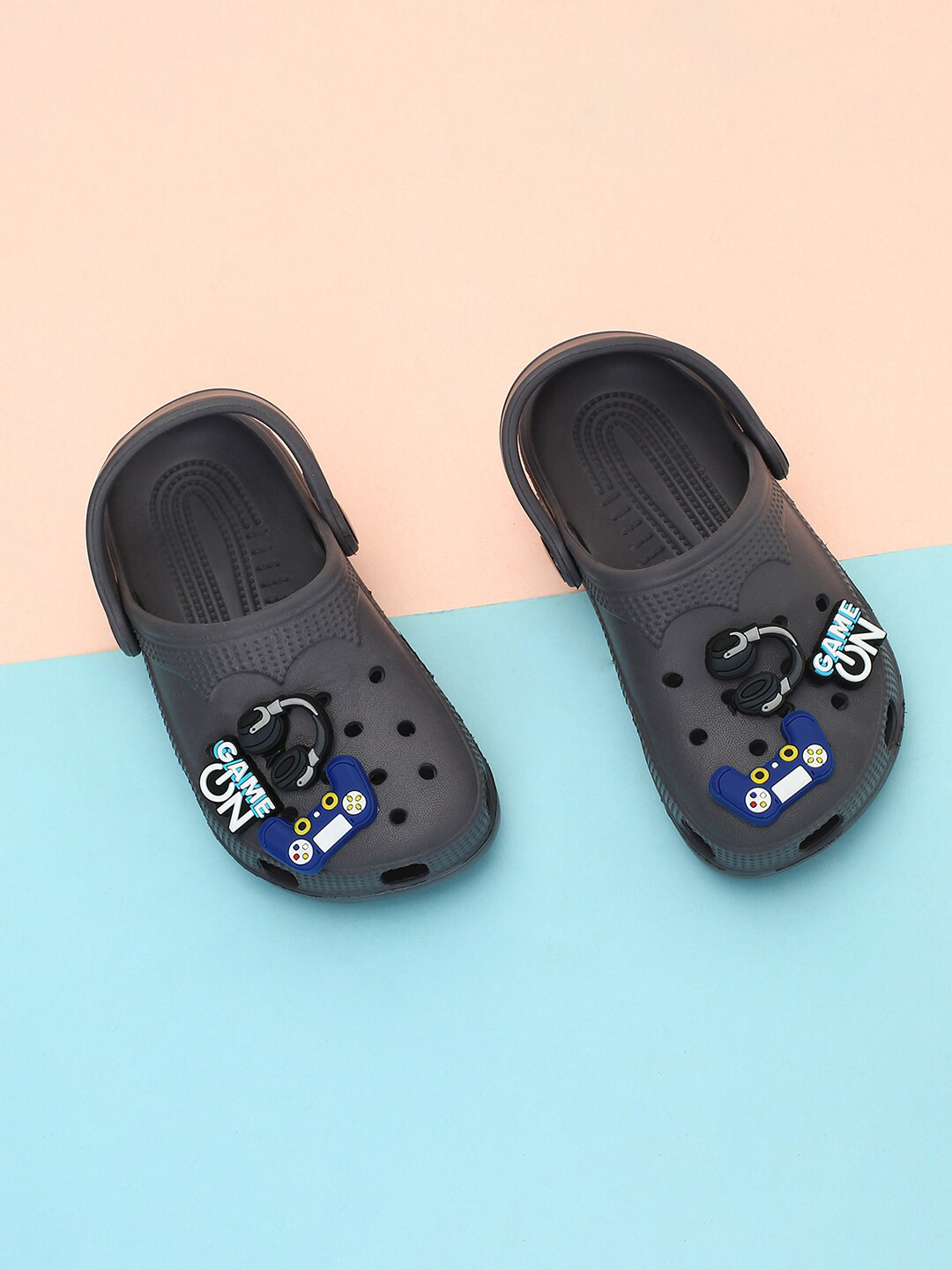 

max Boys Applique Plastic Clogs, Grey