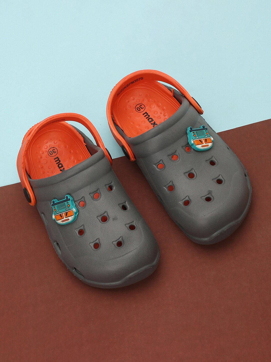 

max Boys Applique Plastic Clogs, Grey