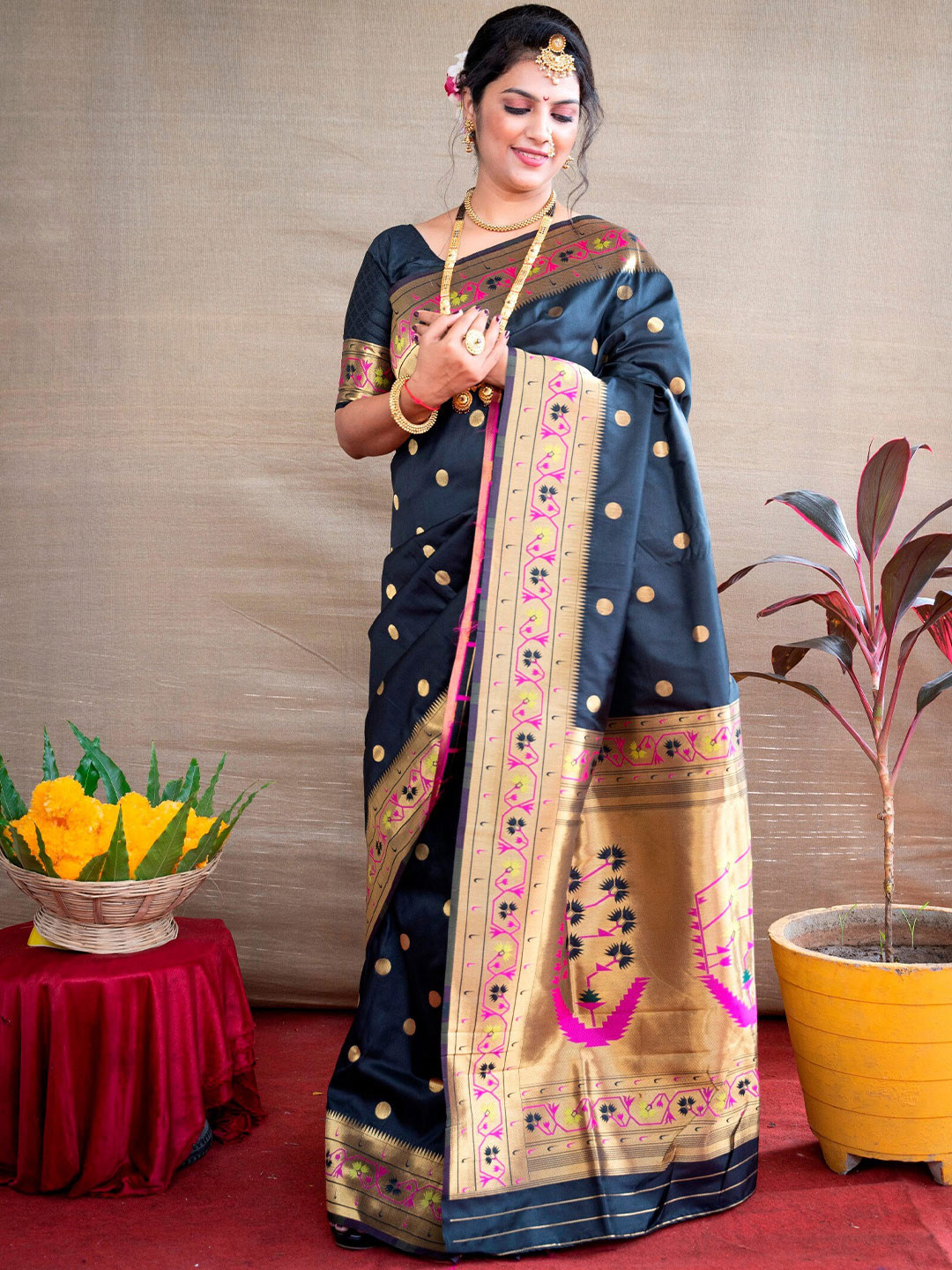 

AVANTIKA FASHION Geometric Woven Design Zari Pure Silk Paithani Saree, Black