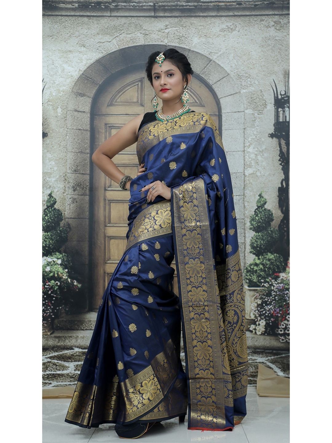 

AVANTIKA FASHION Ethnic Motif Woven Design Zari Pure Silk Paithani Saree, Blue