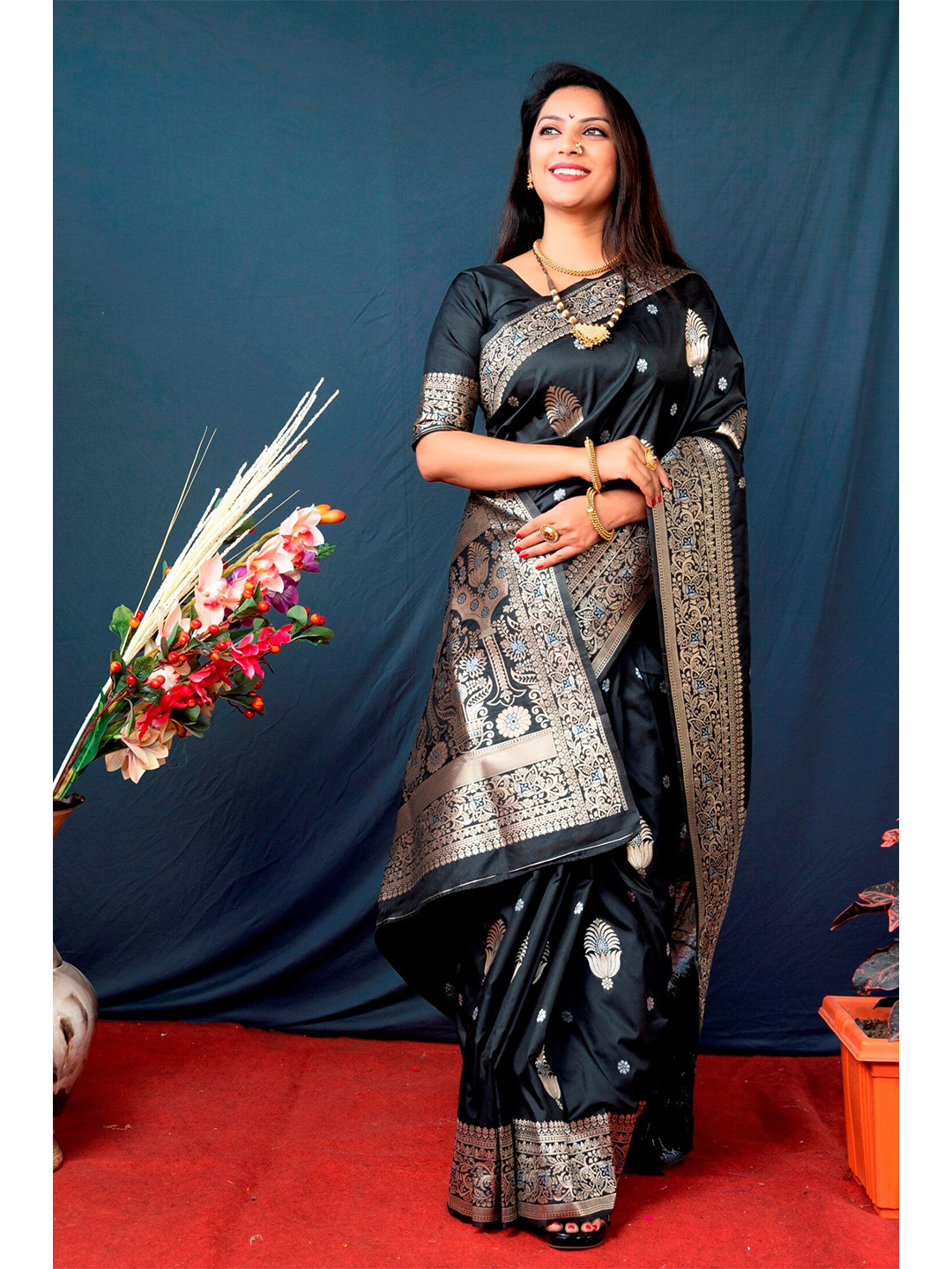 

AVANTIKA FASHION Floral Woven Design Zari Pure Silk Banarasi Saree, Black