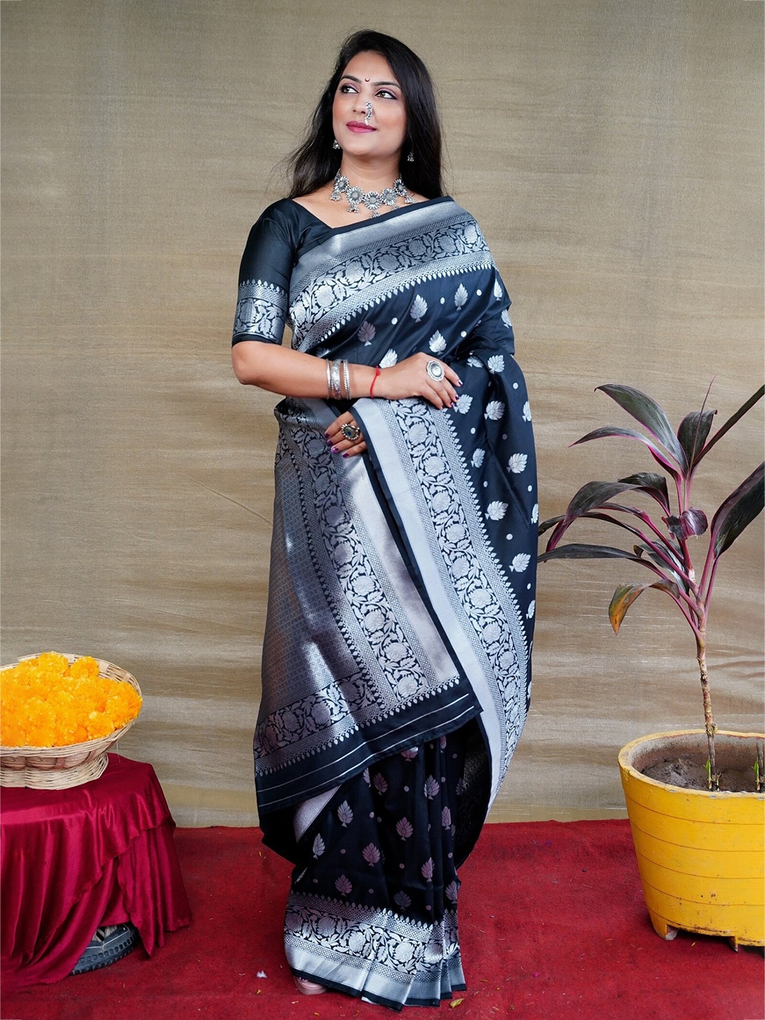 

AVANTIKA FASHION Ethnic Motif Pure Silk Kanjeevaram Zari Saree, Black
