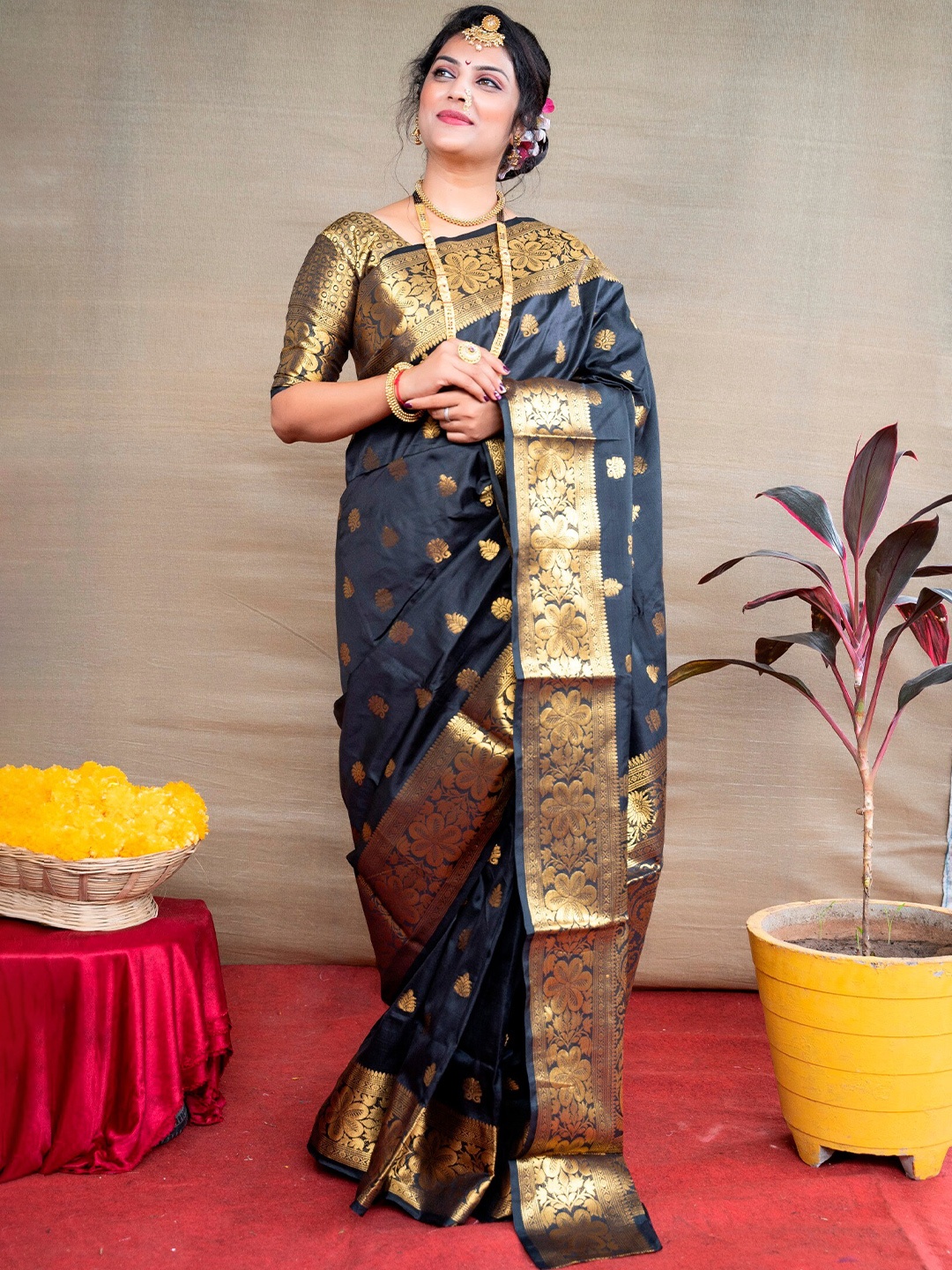 

AVANTIKA FASHION Ethnic Motif Woven Design Zari Pure Silk Paithani Saree, Black