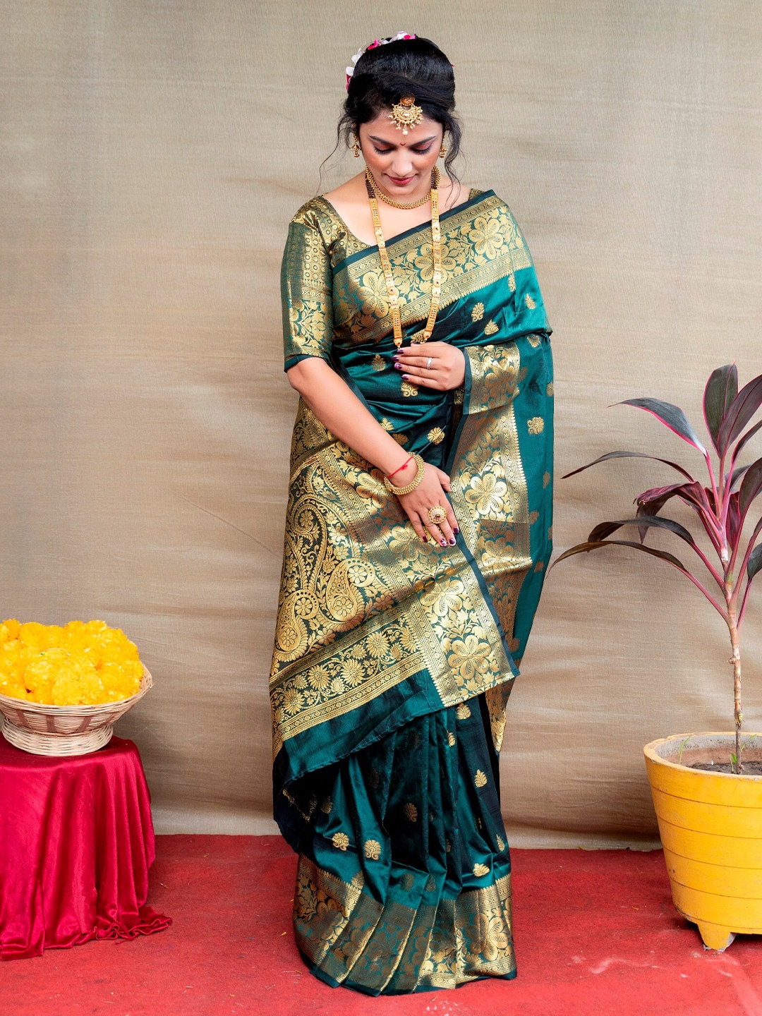 AVANTIKA FASHION Ethnic Motif Pure Silk Paithani Zari Saree, Green