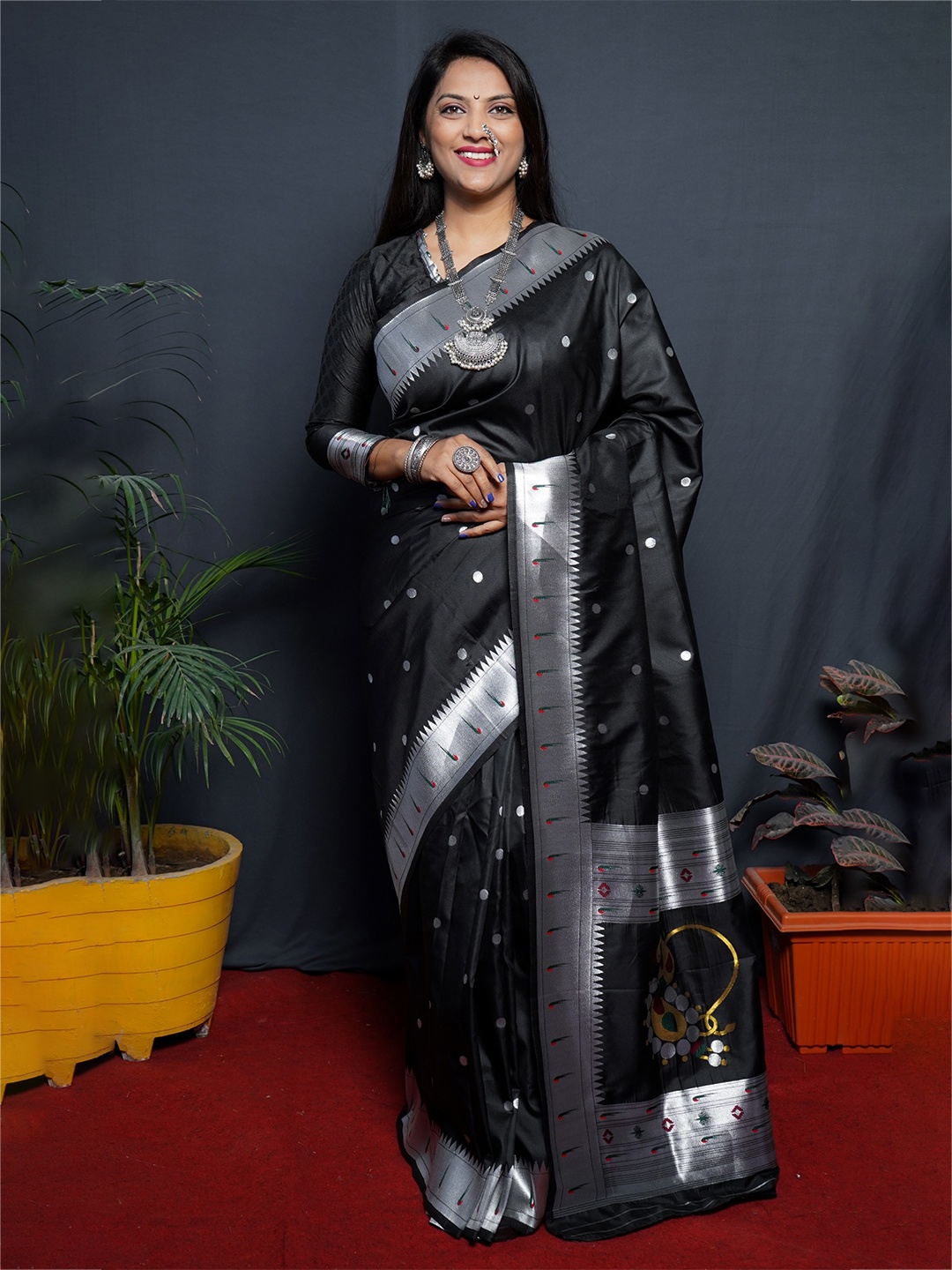 

AVANTIKA FASHION Geometric Woven Design Zari Pure Silk Paithani Saree, Black