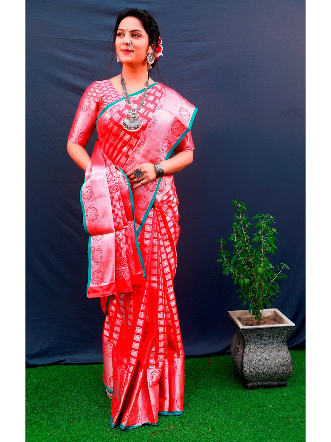 

AVANTIKA FASHION Geometric Woven Design Zari Pure Silk Banarasi Saree, Red