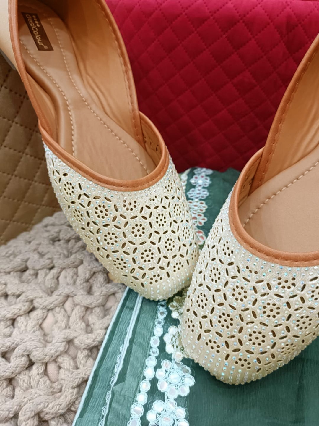 

DESI COLOUR Embellished Ethnic Mojaris, White
