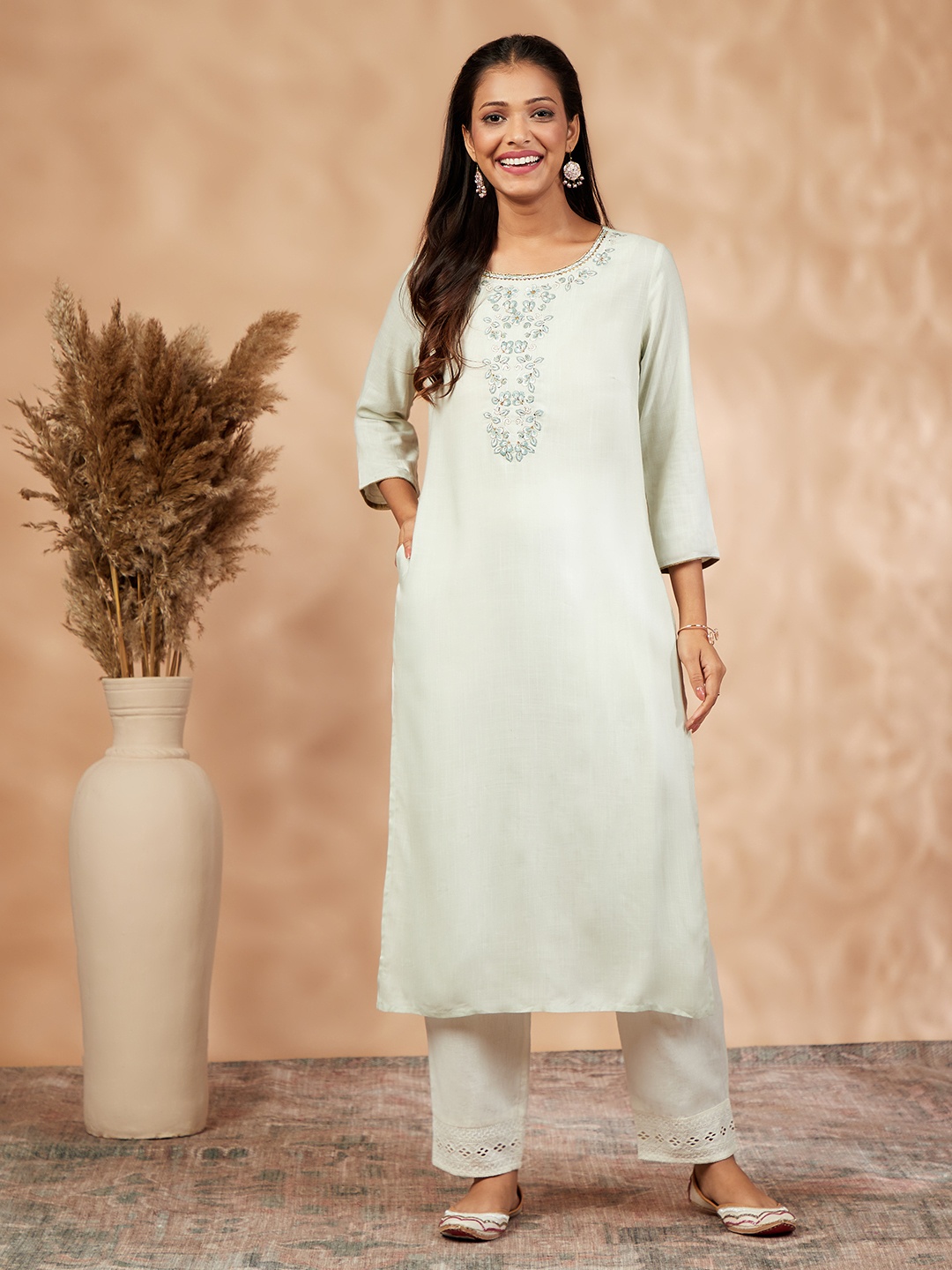 

IMARA Floral Yoke Design Regular Thread Work Kurta, Green