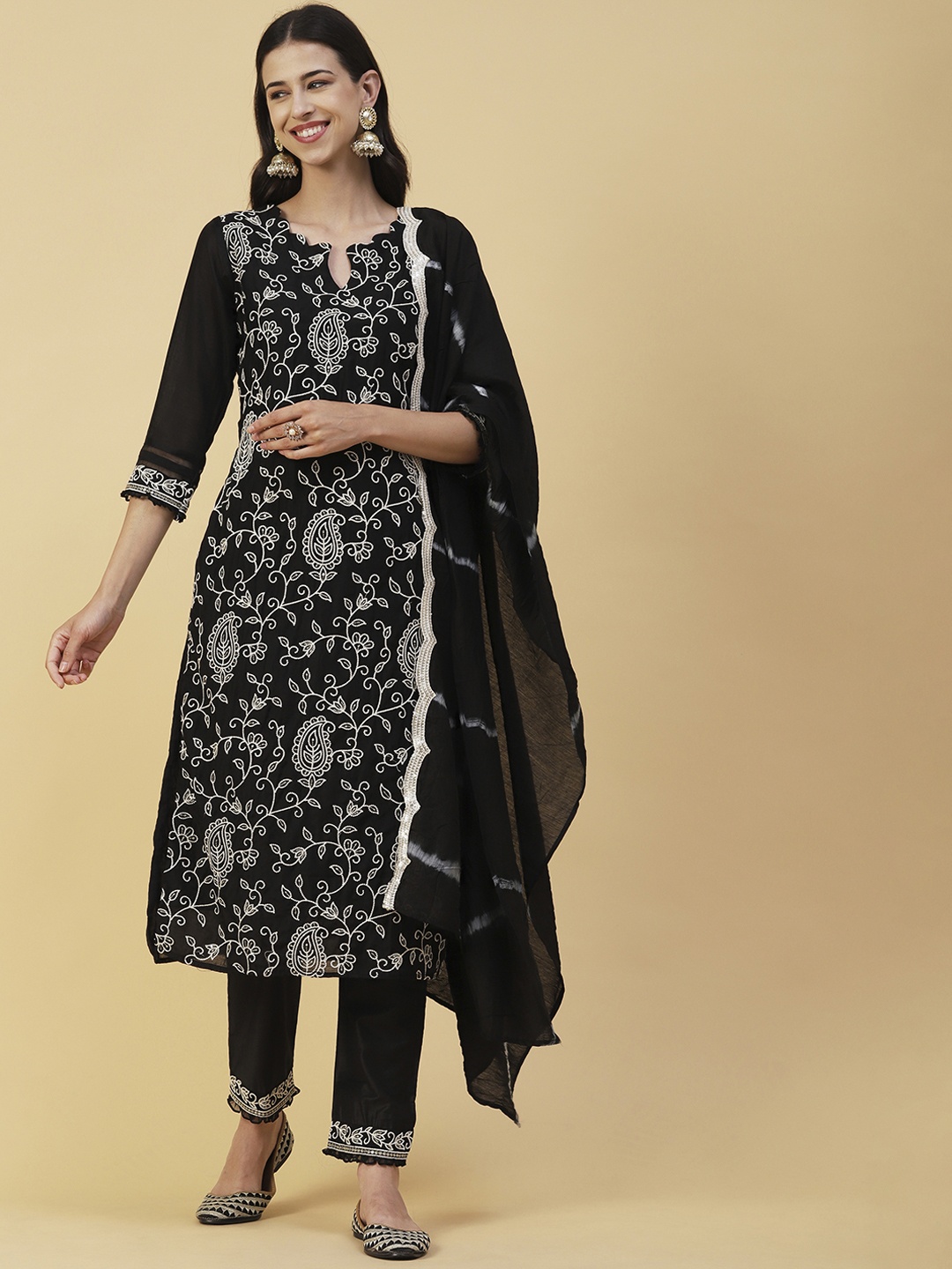 

FASHOR Black & White Floral Embroidered Thread Work Kurta With Trousers & Dupatta