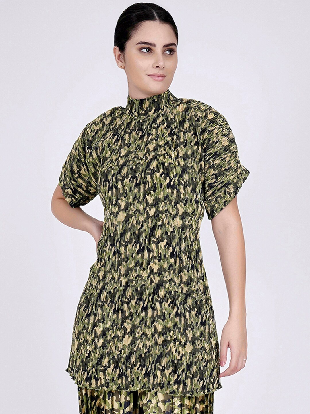 

First Resort by Ramola Bachchan Abstract Printed Satin Longline Top, Green