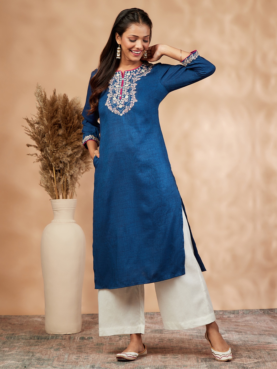 

IMARA Floral Yoke Design Thread Work Kurta with Trousers, Navy blue