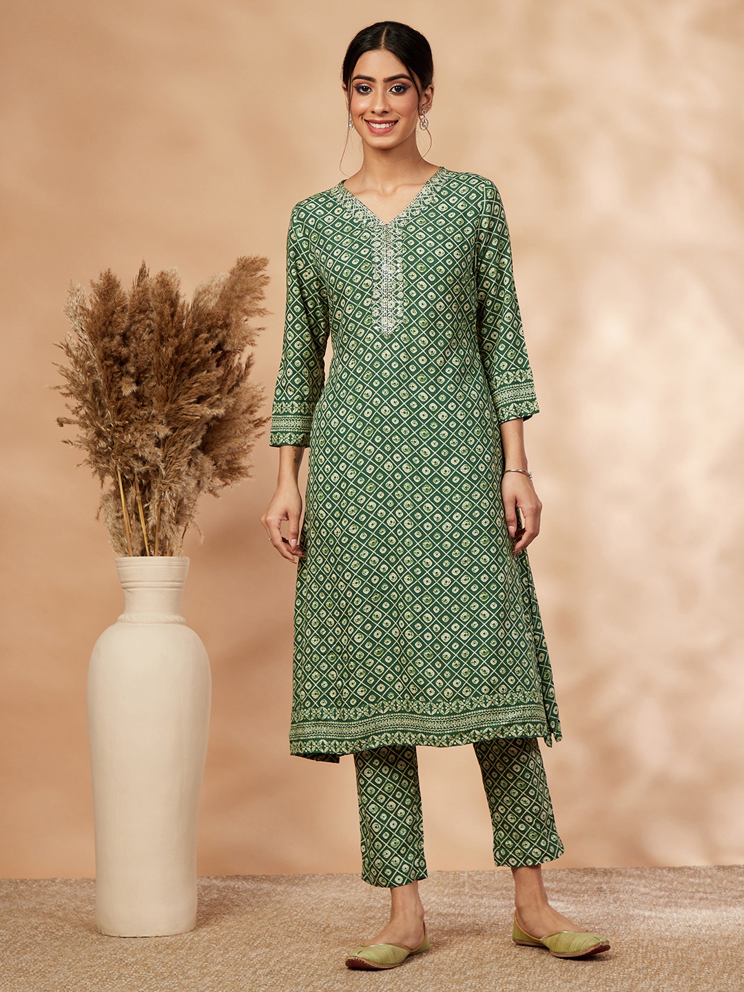 

IMARA Ethnic Motifs Printed Regular Kurta with Trousers, Green