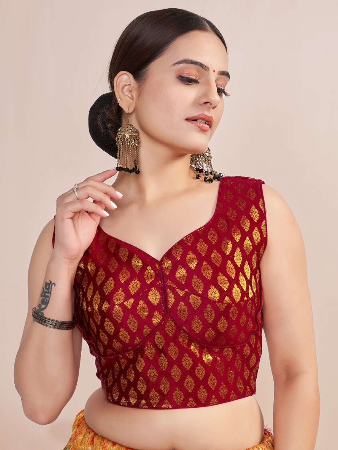 

HIMRISE Jacquard Woven Sleeveless Saree Blouse, Maroon