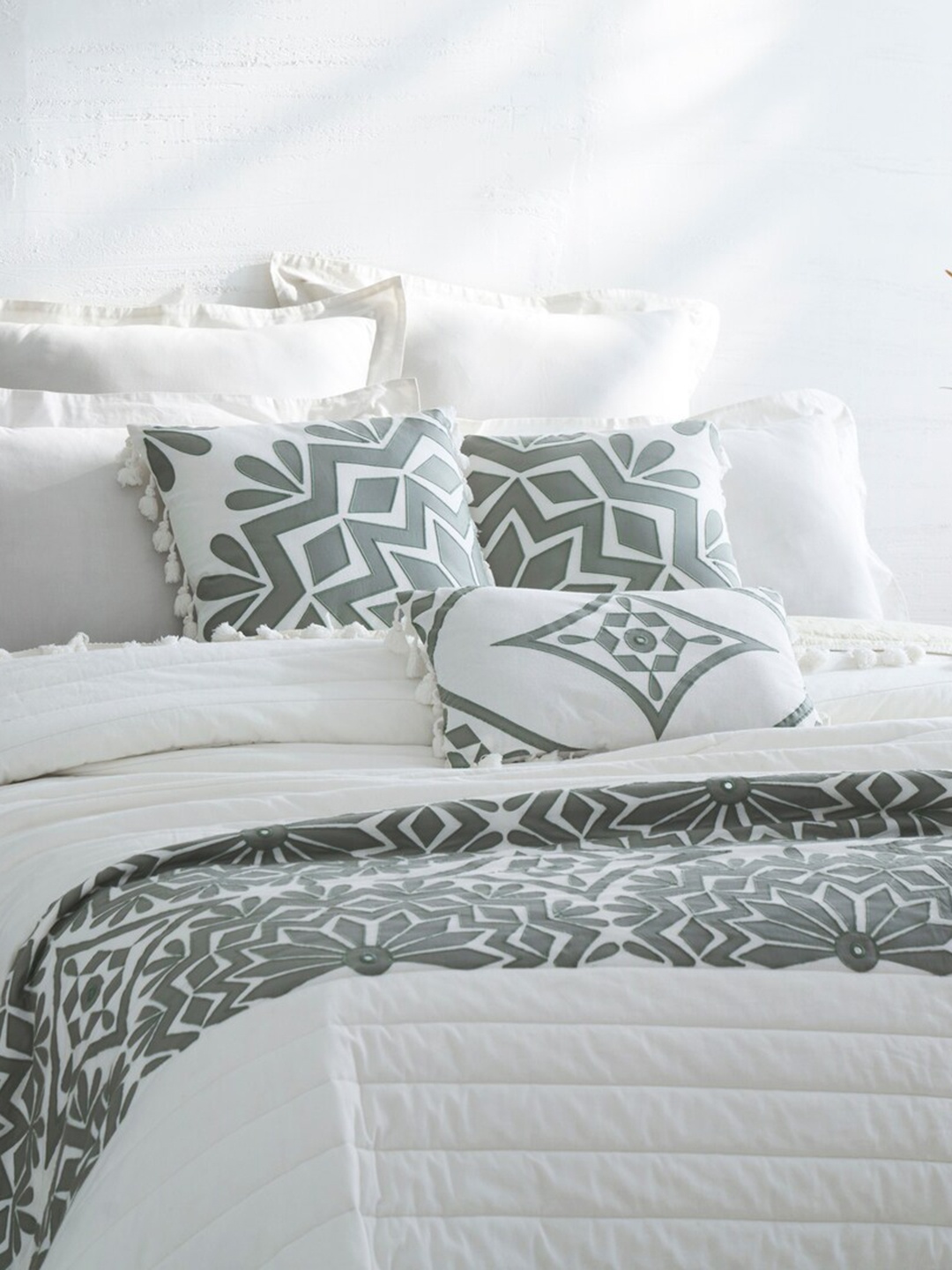 

HOUMN Lionfish Green & White Embroidered Bedding Set