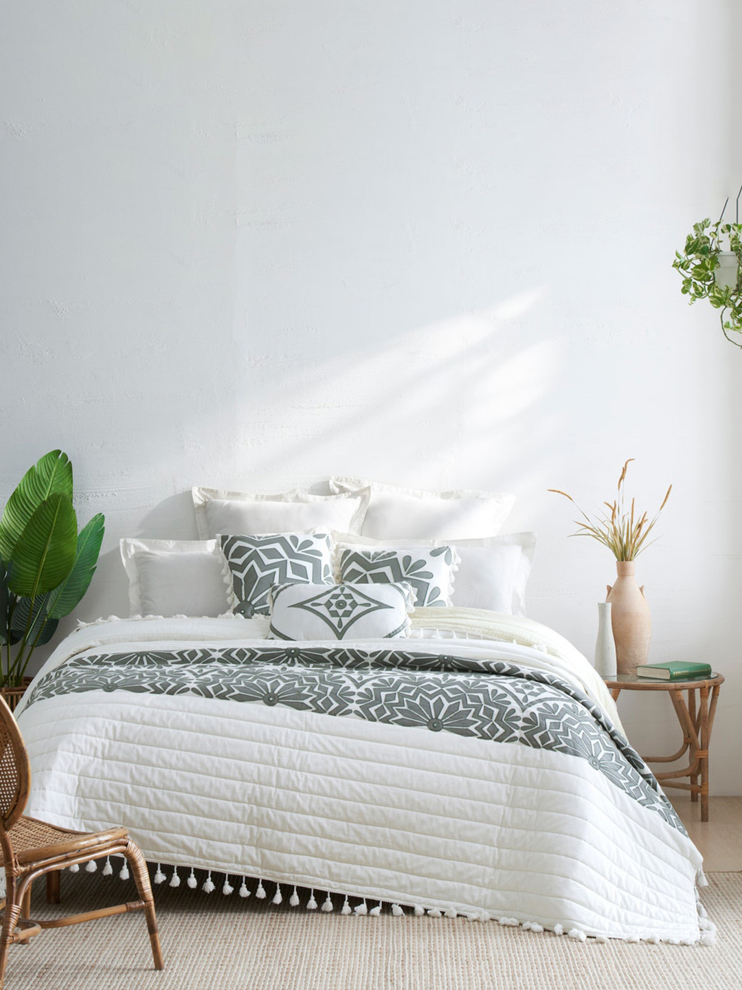 

HOUMN Lionfish Green & White Embroidered Cotton Double King Bedding Set